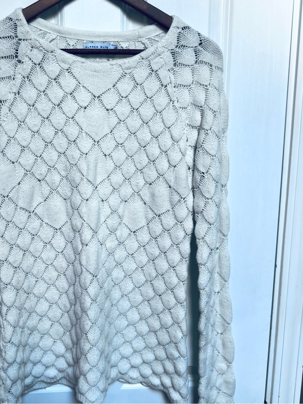 Alfred Sung Scalloped Cream Pullover 
Size L